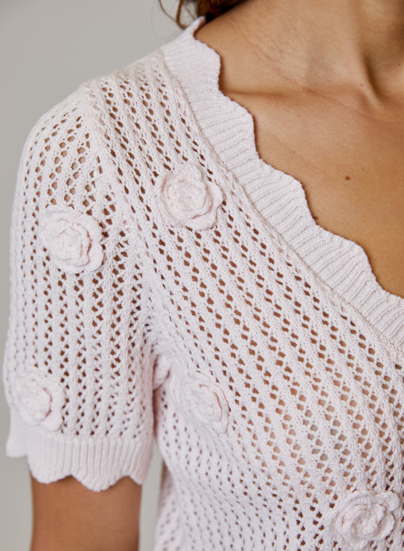 FLOWER DETAIL SHORT SLEEVE CARDIGAN